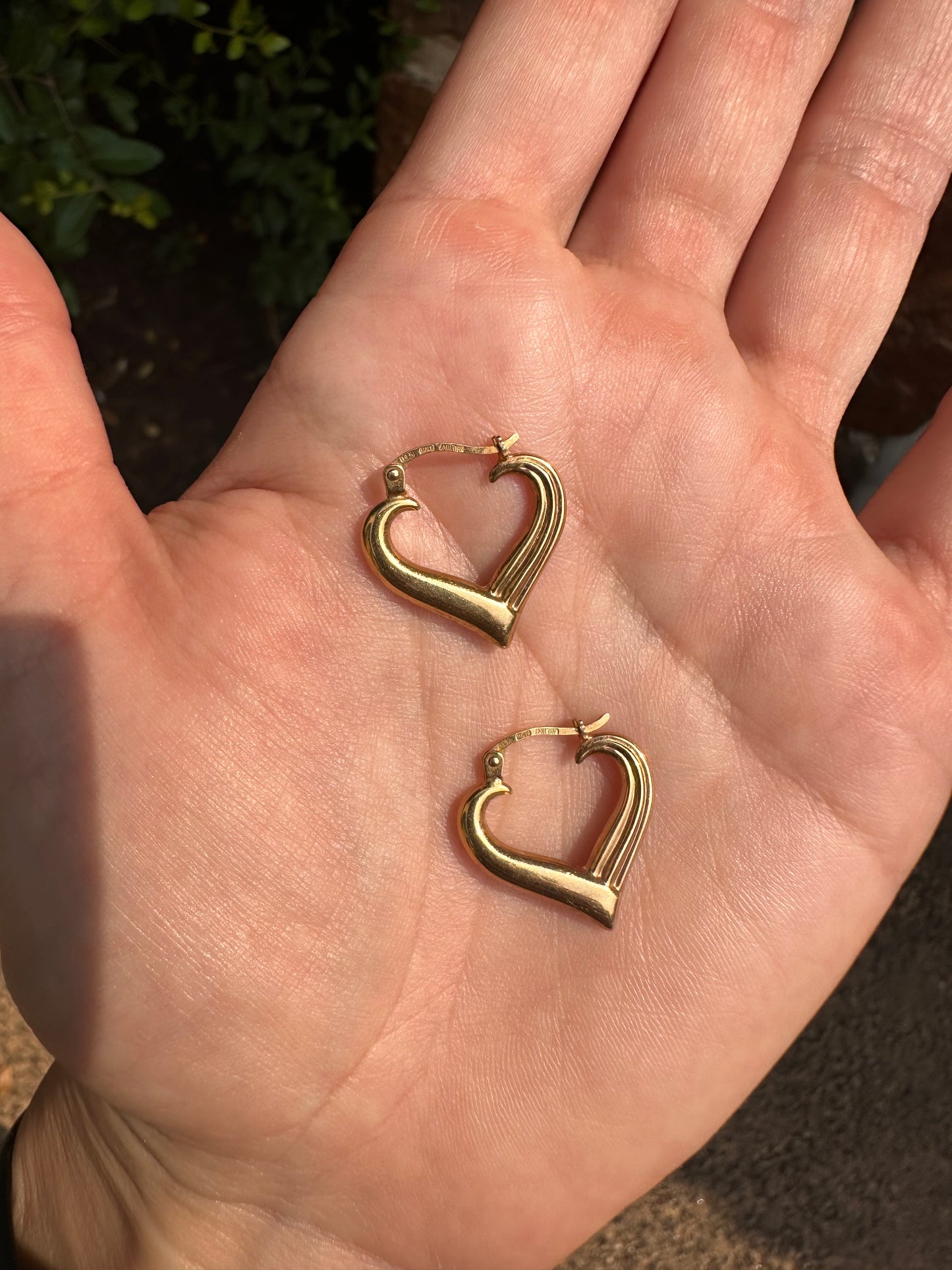 14k Milor Heart Hoops