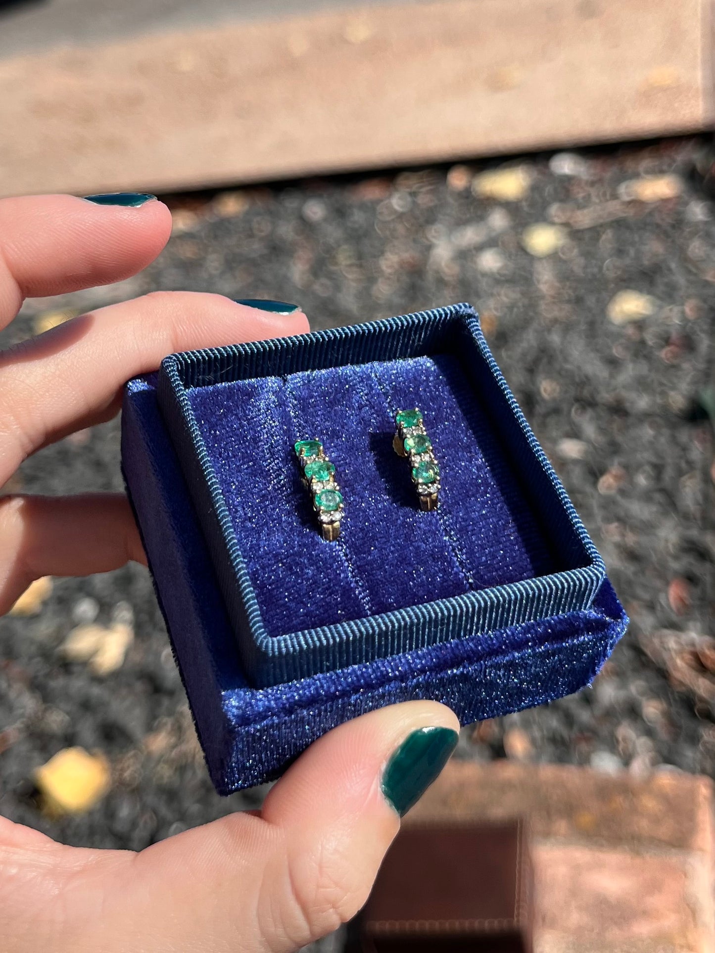 14k emerald stud earrings