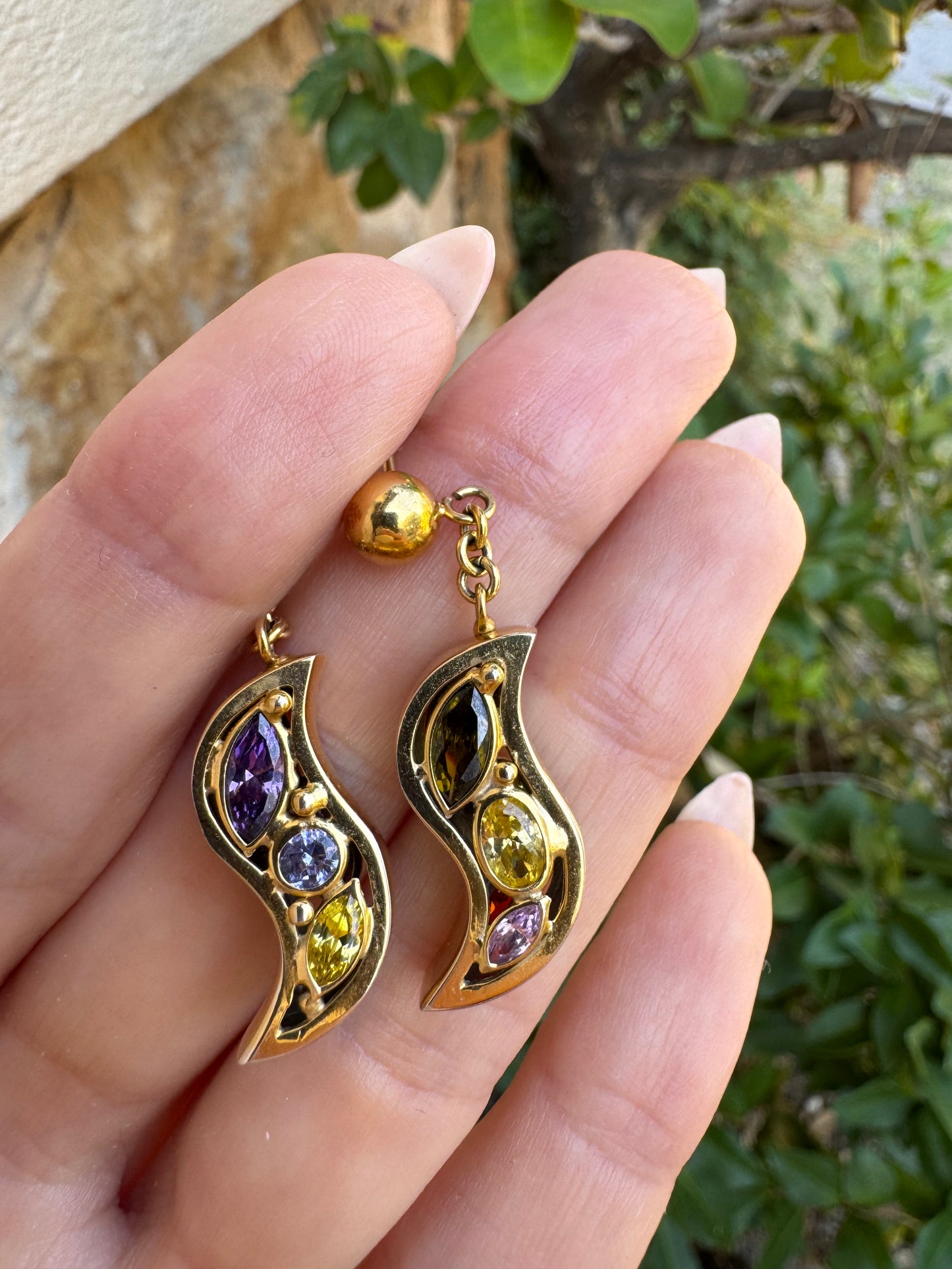 18 Semi-precious earrings with curved silhouette