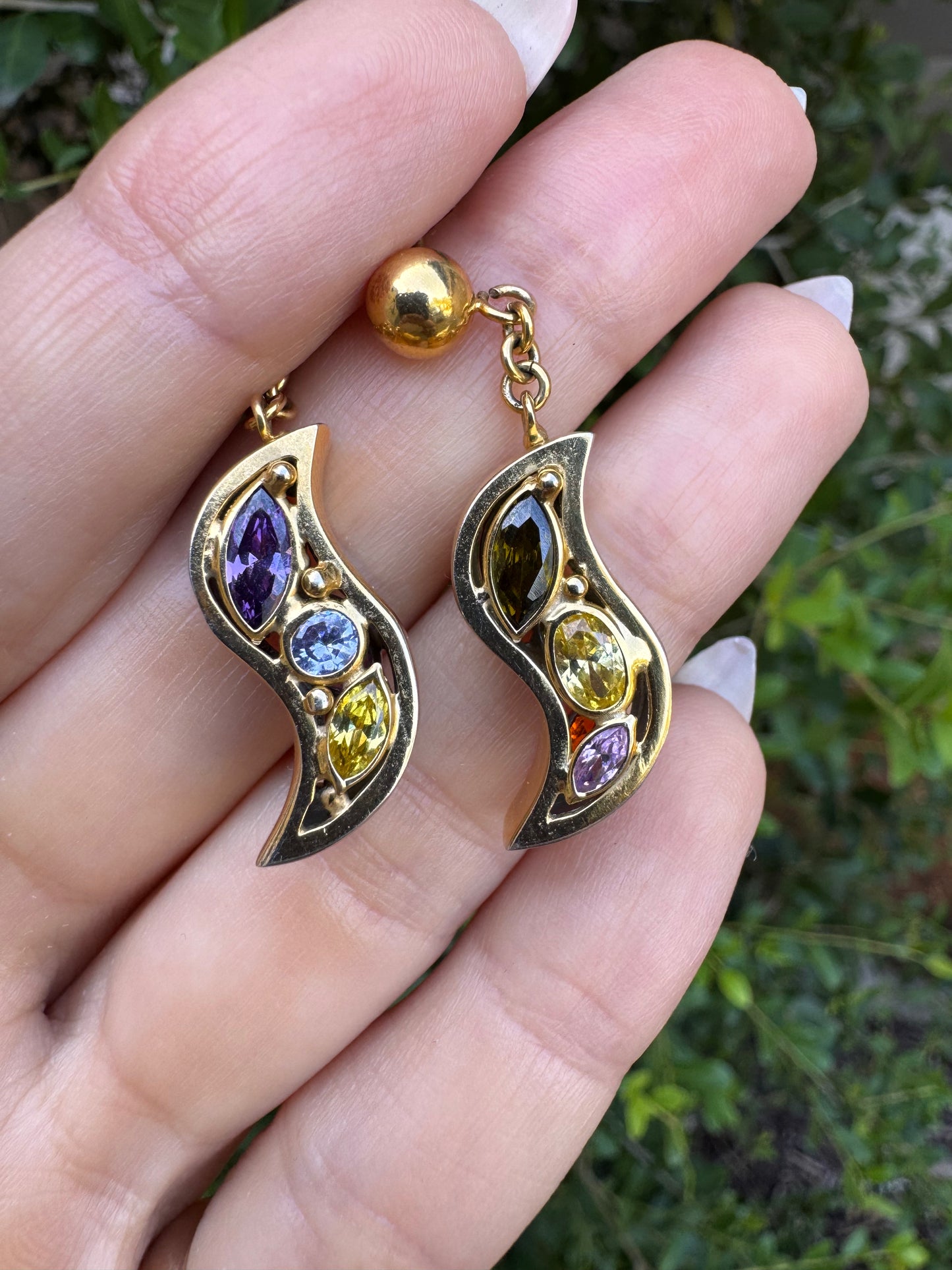 18 Semi-precious earrings with curved silhouette