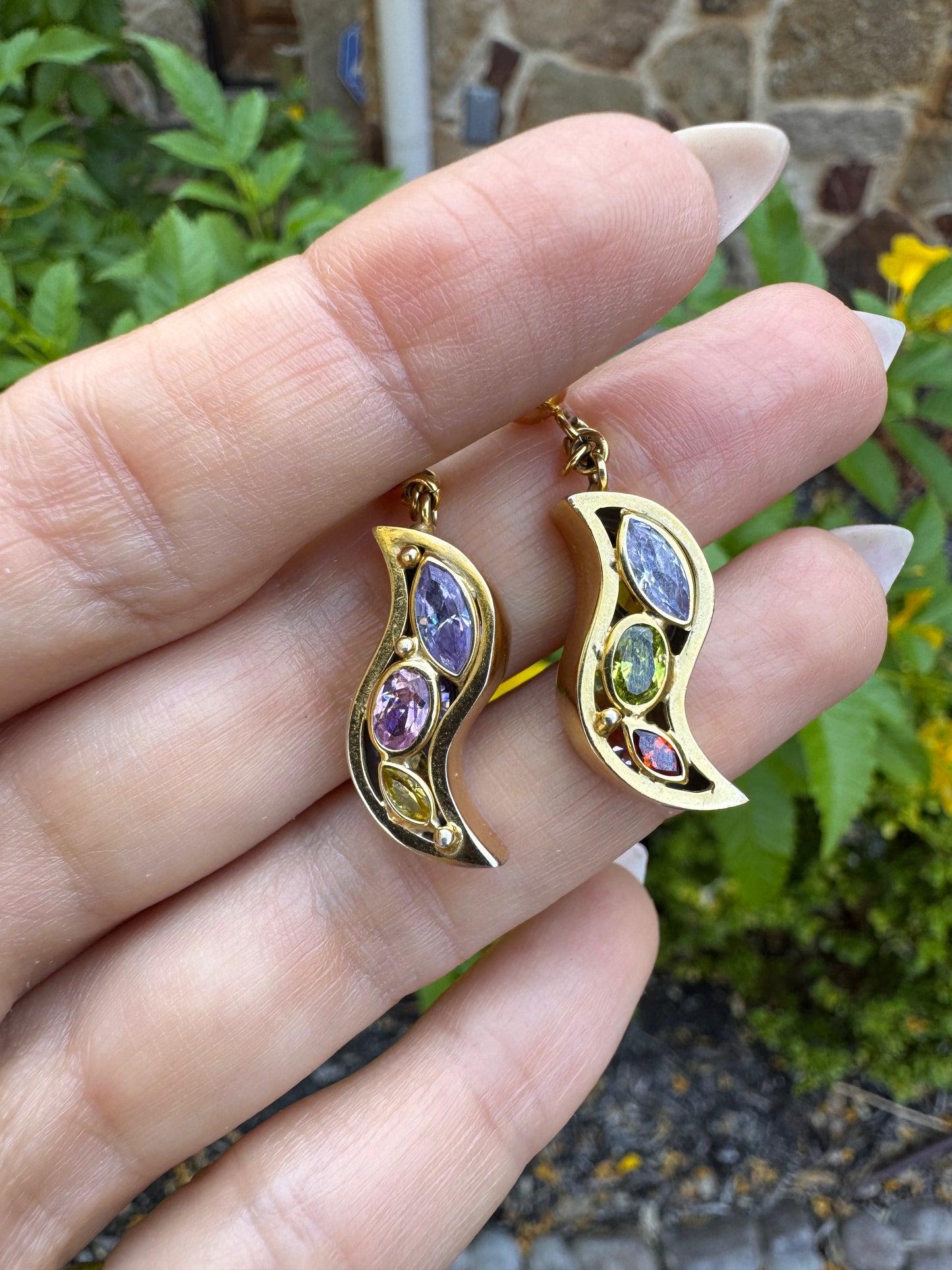 18 Semi-precious earrings with curved silhouette