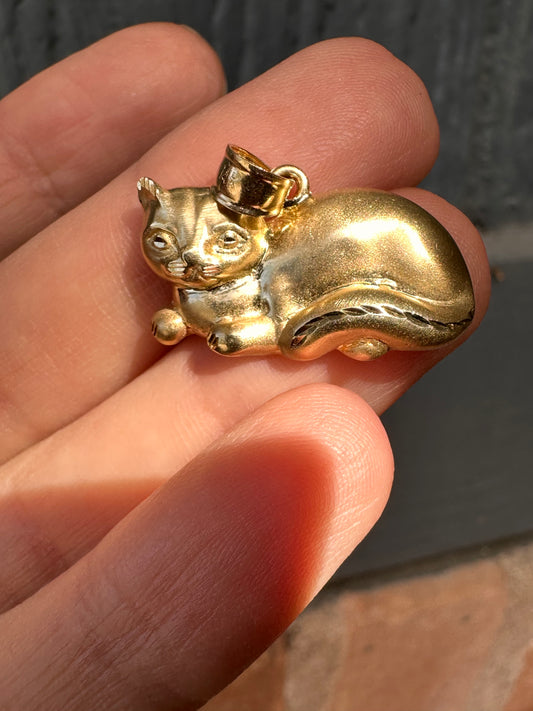 14k Lounging Cat Charm