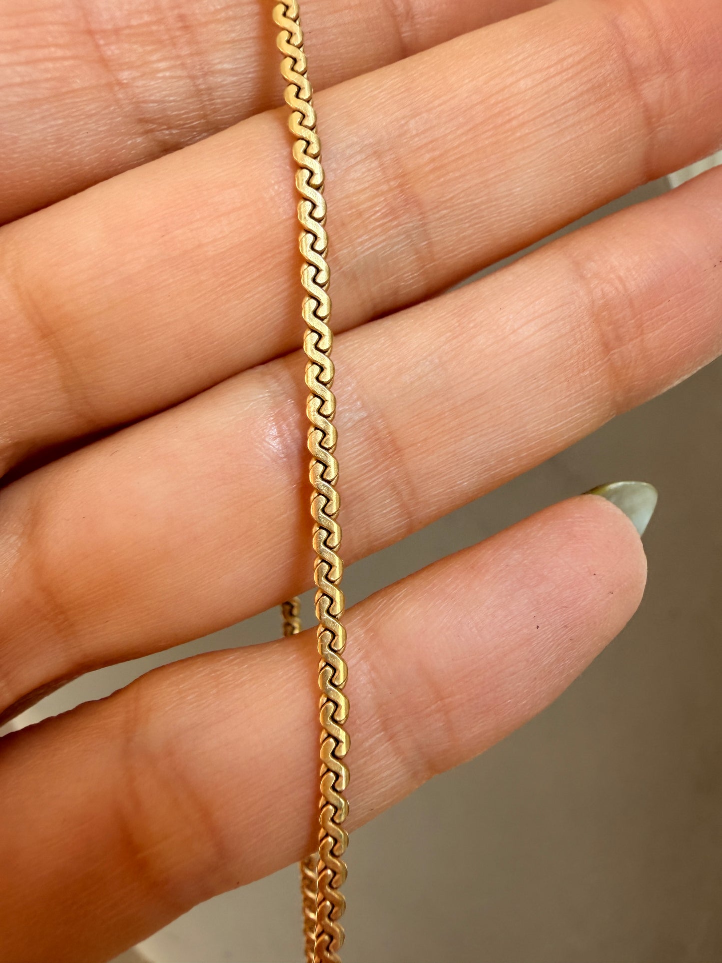 18k "S" link chain, 19.5"