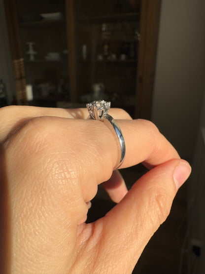 18k White Gold Diamond Flower Cluster Ring, size 7