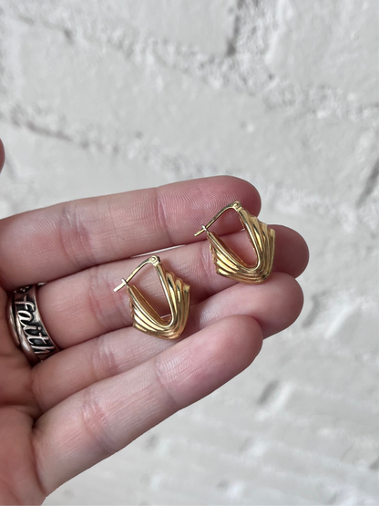 18k uno-a-erre hoops, fully hallmarked