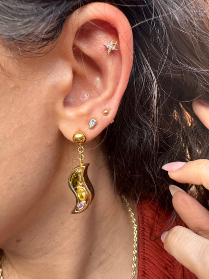 18 Semi-precious earrings with curved silhouette