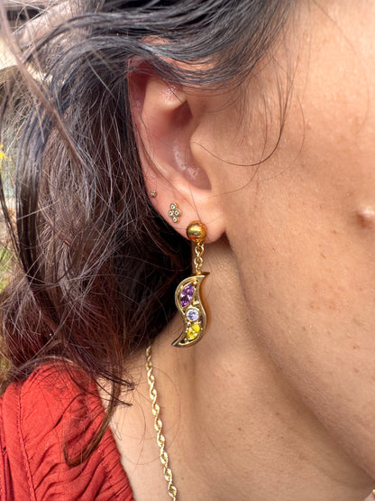 18 Semi-precious earrings with curved silhouette