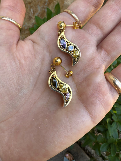 18 Semi-precious earrings with curved silhouette
