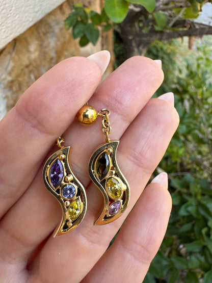 18 Semi-precious earrings with curved silhouette