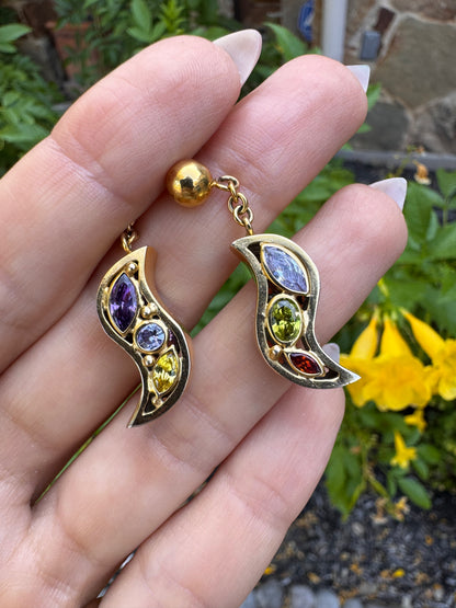 18 Semi-precious earrings with curved silhouette