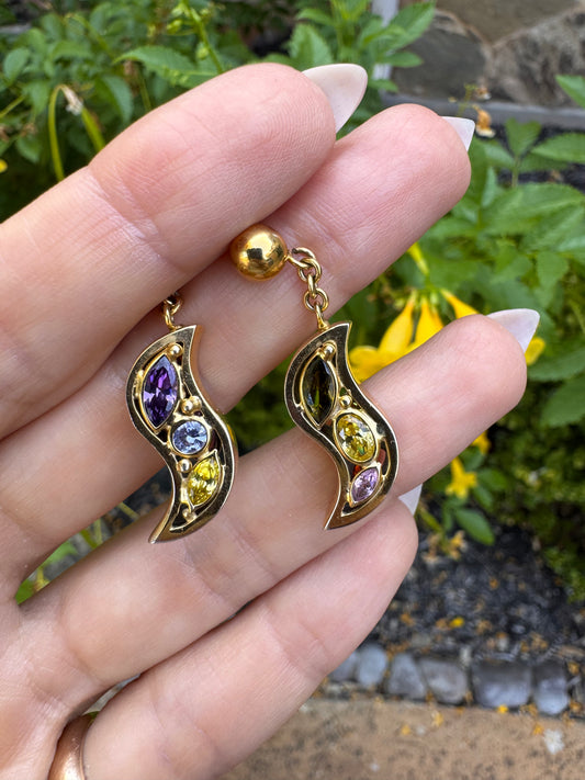 18 Semi-precious earrings with curved silhouette
