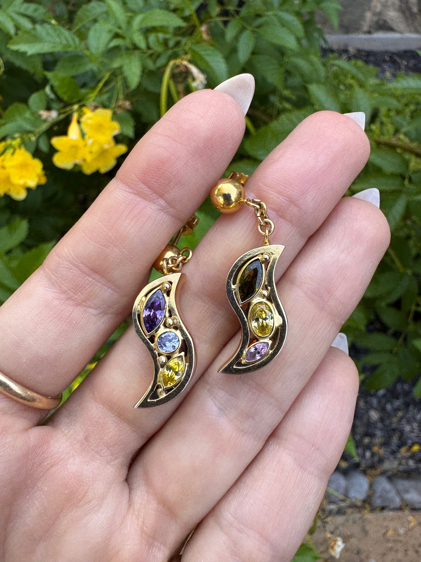 18 Semi-precious earrings with curved silhouette