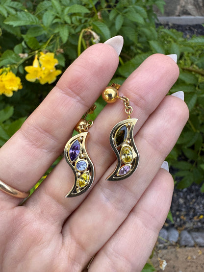 18 Semi-precious earrings with curved silhouette