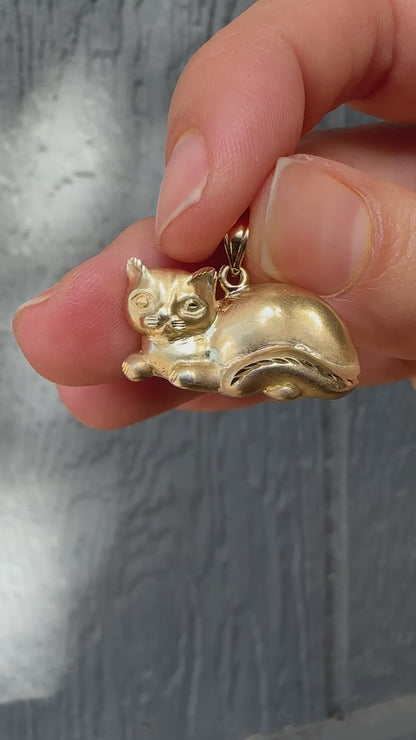 14k Lounging Cat Charm